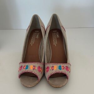 Toms Beige Canvas Peep-Toe Wedges Espadrilles w/ Pink, Orange & Blue Embroidery
